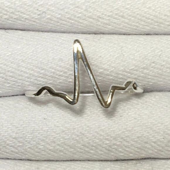Sterling Silver Heartbeat Ring Size 7.25 Thin Band 925 - Picture 2 of 10